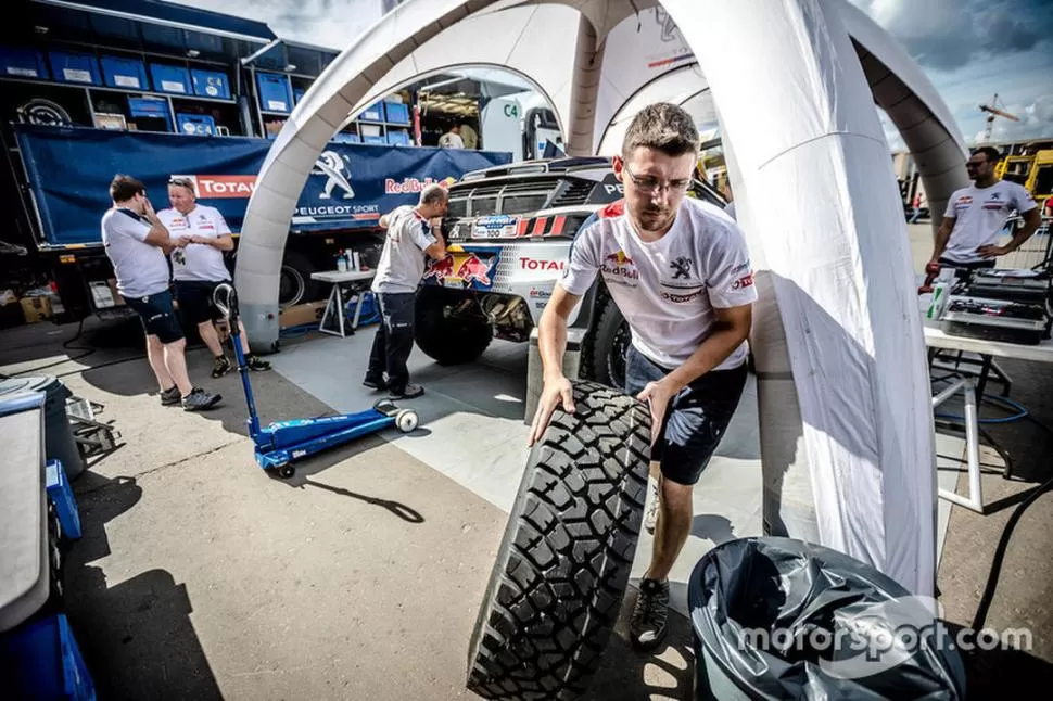 CINCO Y FALTAN. Parte del equipo Peugeot asiste a una de las unidades de competencia en uno de los campamentos.  motorsport.com