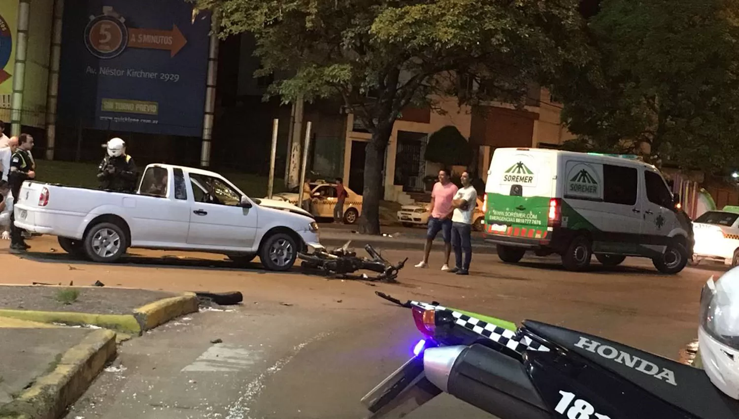 EL LUGAR DEL HECHO. La moto quedó adelante de la camioneta. LA GACETA / FEDERICO VAN MAMEREN