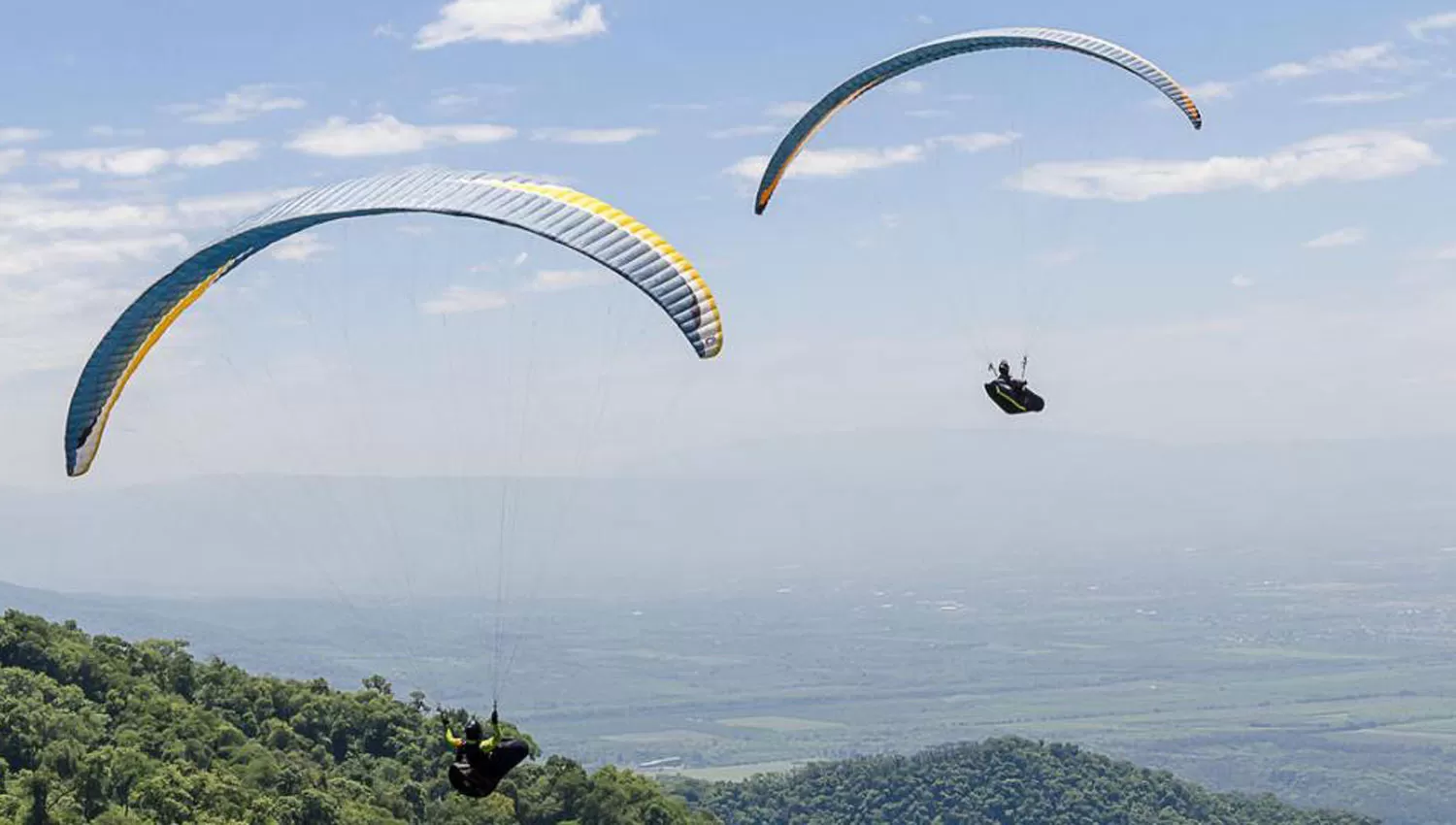 EN LOMA BOLA. Dos parapentes sobrevuelan el cerro San Javier. ARCHIVO