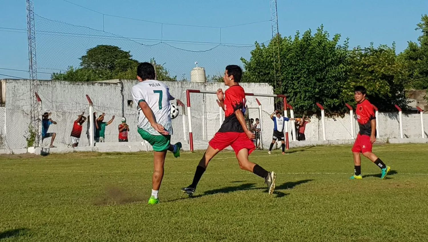 FIGURA. El Pulga Rodríguez encabezó el partido solidario en Simoca. (FOTO TOMADA DEL TWITTER DE SOY DECANO)