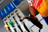 El 2018 podría arrancar con nuevos aumentos en los precios de los combustibles