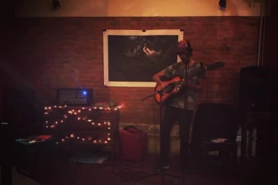 El sushi con cerveza artesanal se impone a los espacios culturales