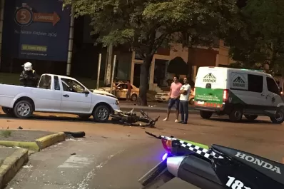 Un accidente entre una moto y una camioneta alteró la madrugada en la Mate de Luna