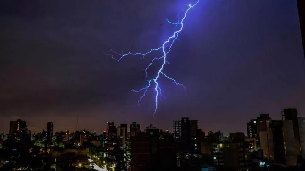 NADA QUE NO HAYAS VISTO ANTES. Es casi fija que las cenas de Año Nuevo en Tucumán son lluviosas. 