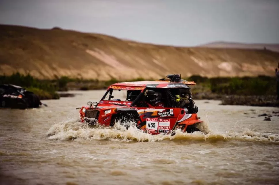 DESAFIANTE. El UTV Polaris de Bollero cruza uno de los tantos ríos que se encuentran en el Dakar. WEBVENTURE.COM.BR