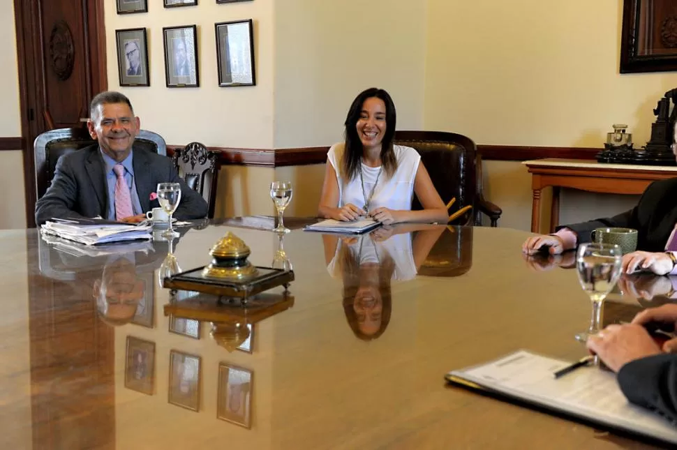 ROBLES Y COLOMBRES GARMENDIA EN LA SALA DE ACUERDOS. Las sonrisas que quedaron de la audiencia de este miércoles en la Corte. la gaceta / foto de franco vera