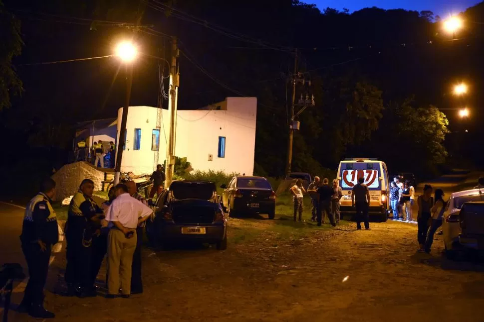 DOLOR. Familiares y amigos se reunieron en la comisaría de El Corte, donde el ministro de Seguridad confirmó la muerte de la joven. la gaceta