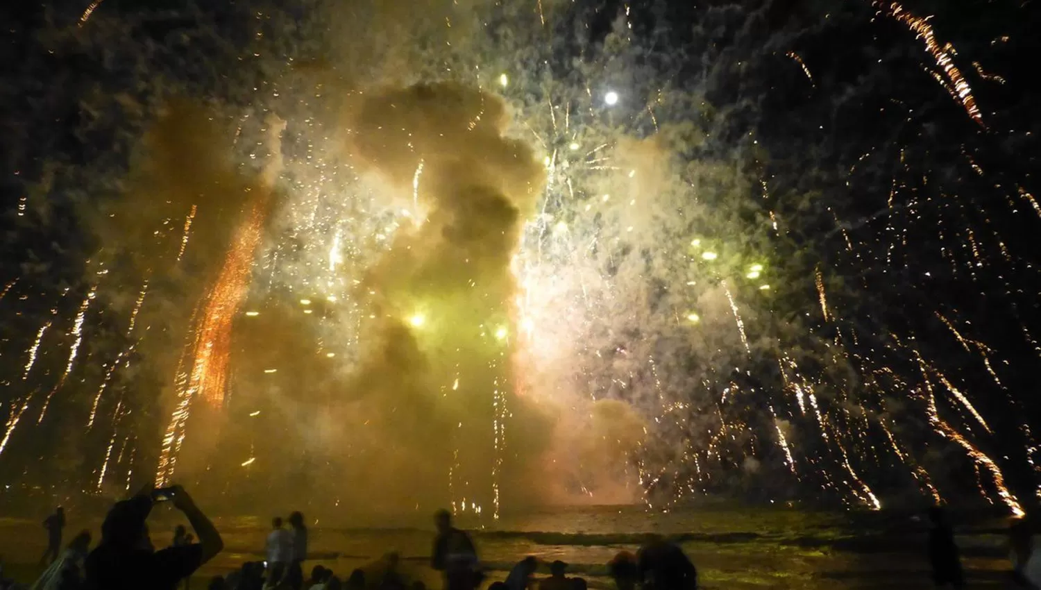 INCIDENTES. Durante los festejos de Año Nuevo en Australia. FOTO TOMADA DE TWITTER.