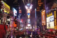 Pese al frío, multitudes acuden al Times Square de Nueva York para festejar Año Nuevo