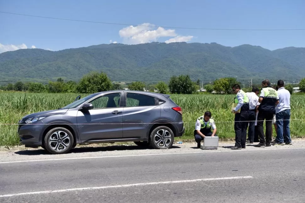 PERICIAS. Policías examinan la camioneta que abandonaron los ladrones. la gaceta / foto de Ines Quinteros Orio