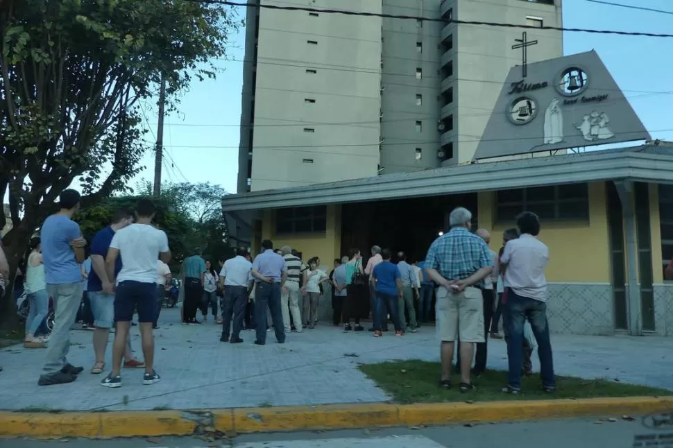 IGLESIA DE FÁTIMA. La tristeza se abatió entre los vecinos de la joven.  