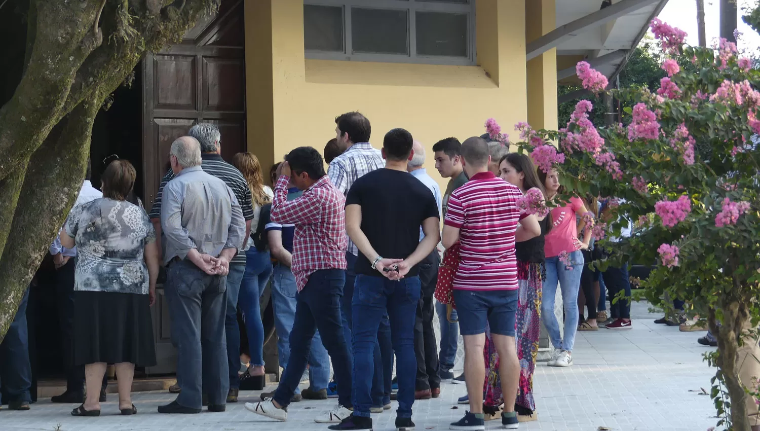 LA DESPEDIDA. Familiares y amigos de Natalia, durante la ceremonia que se realizó en Concepción para despedirla. LA GACETA / OSVALDO RIPOLL