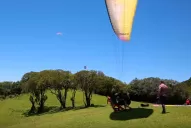 Silencio y tensión en la vuelta de los vuelos en parapente en el cerro San Javier