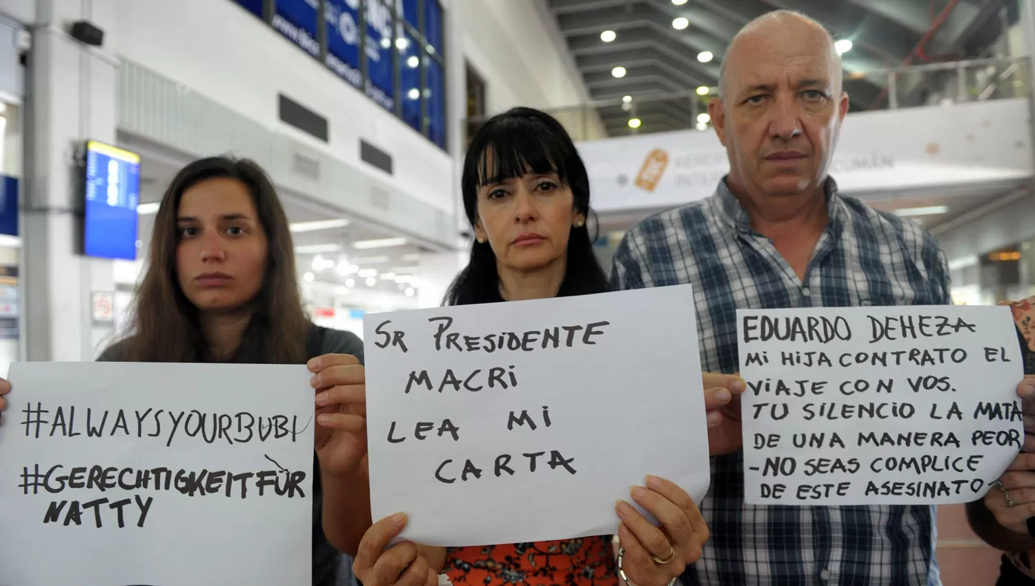 EN EL AEROPUERTO BENJAMÍN MATIENZO. Meryem junto a los padres de Natalia. LA GACETA / FRANCO VERA