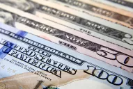 Leve alza del dólar, que cerró a $18,77