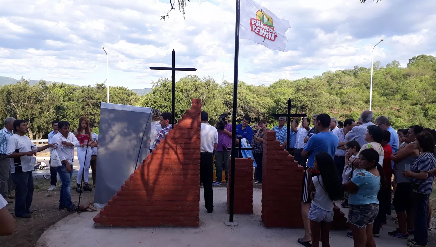 EN TAPIA. El monumento a Mario Escobar. FOTO DE LUIS ESTEBAN BRACAMONTE