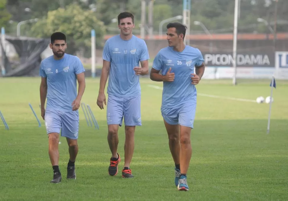 REVANCHA. Affonso, flanqueado por Villagra y Ballini, espera torcer en este inicio de 2018 su destino sin goles en Atlético. la gaceta / foto de antonio ferroni