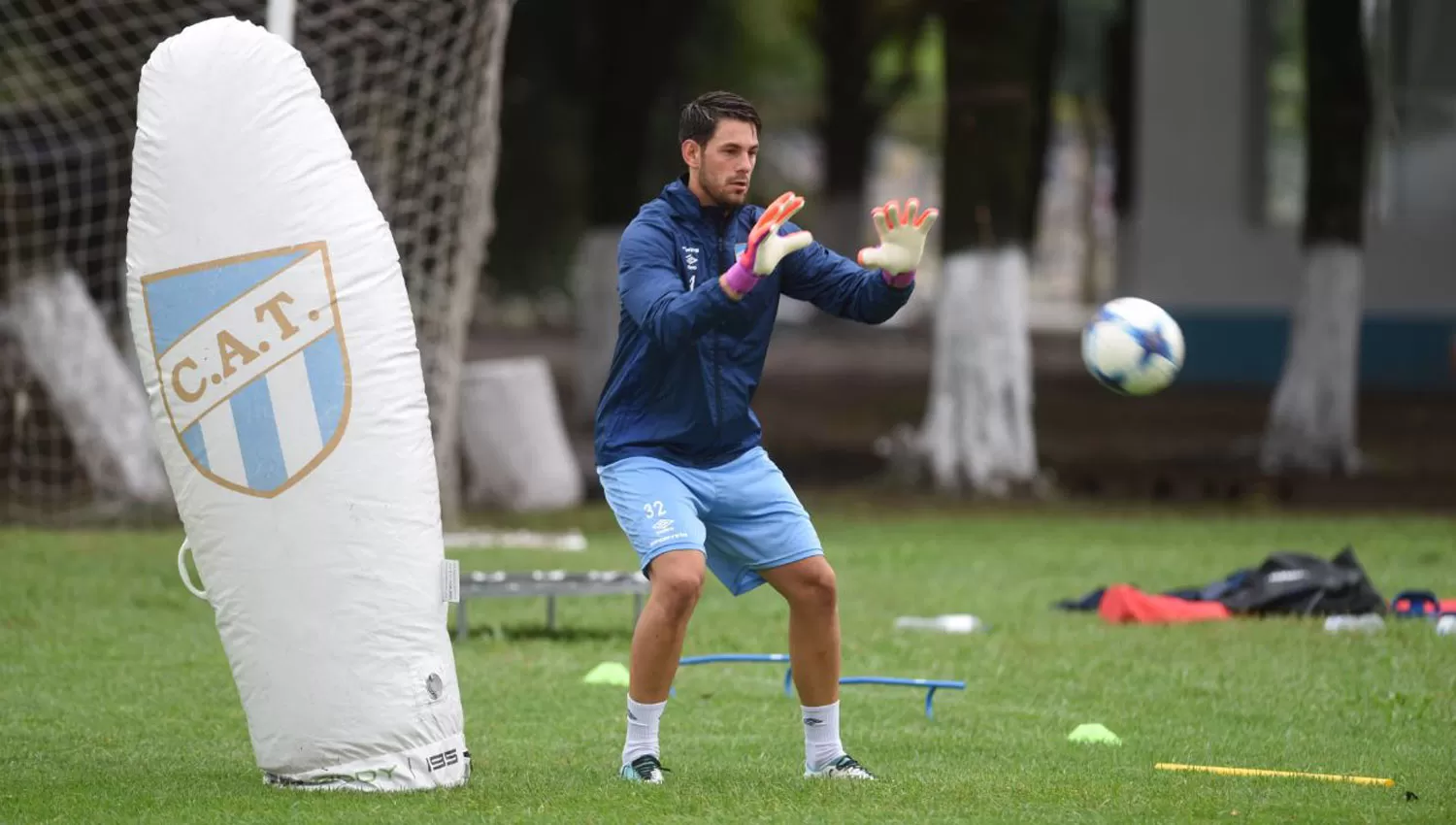 EN OJO DE AGUA. Augusto Batalla, en su primera práctica en Atlético LA GACETA / DIEGO ARÁOZ