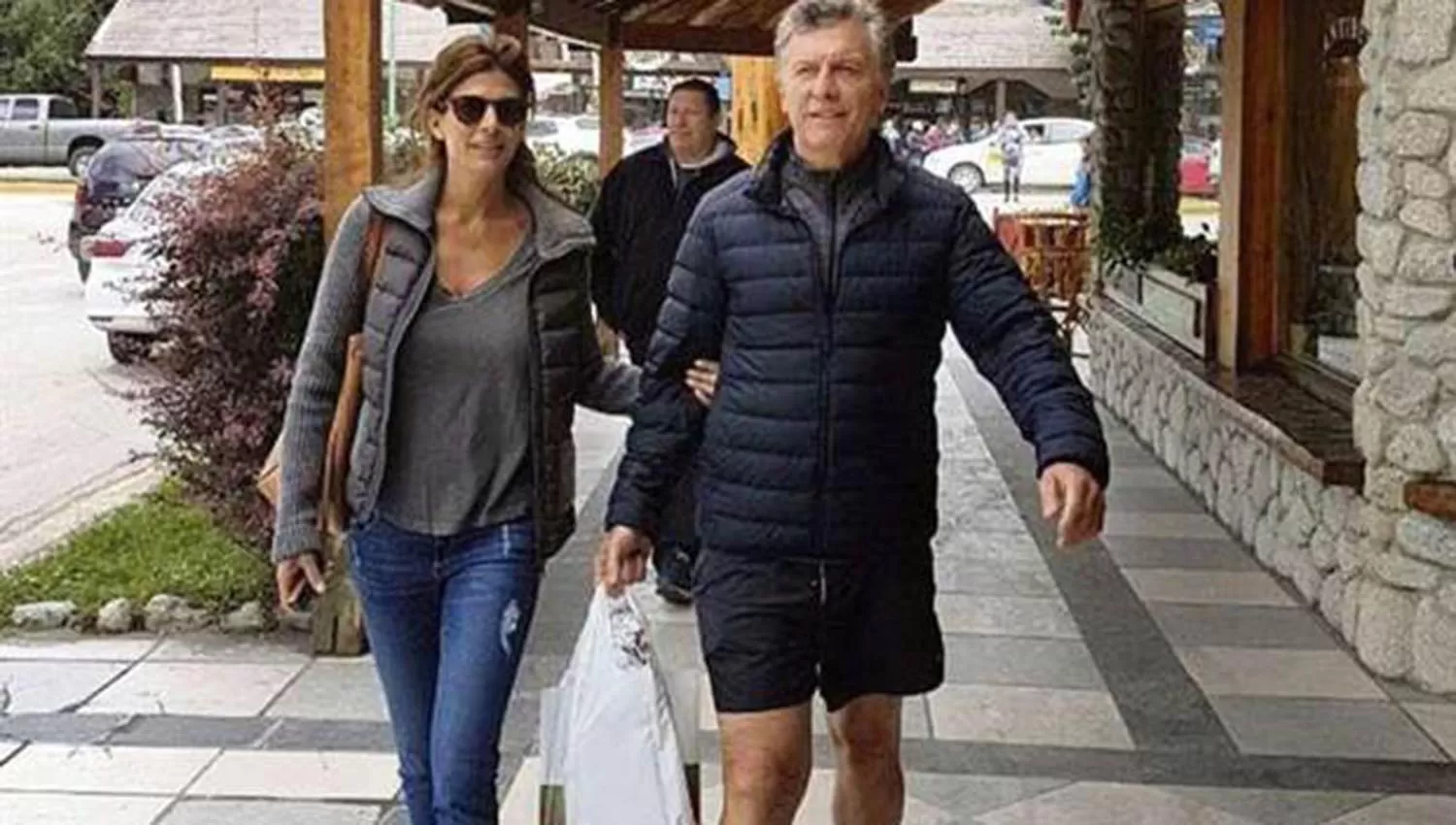 DE DESCANSO. Macri recorrió con su familia el centro de Villa La Angostura, en Neuquén, donde pasa sus vacaciones. FOTO GENTILEZA PRESIDENCIA DE LA NACIÓN