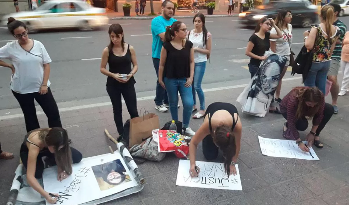 Amigos de Natalia pidiendo justicia. FOTO LA GACETA.
