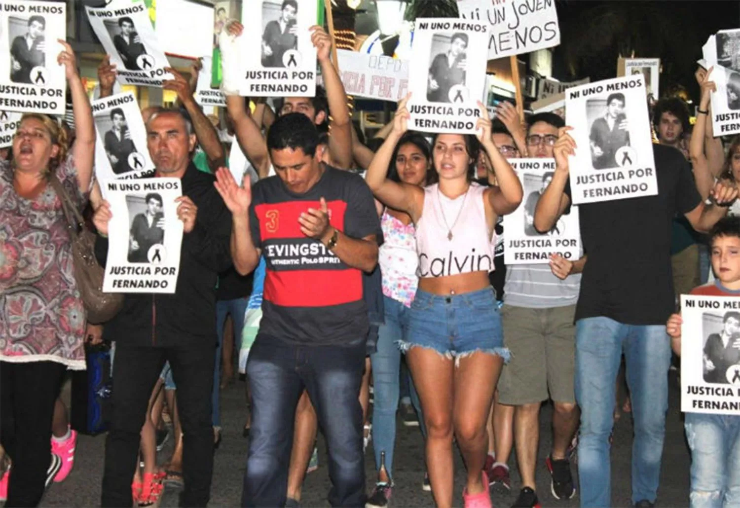 Multitudinaria marcha por la víctima del crimen. FOTO TOMADA DE PERFIL.COM