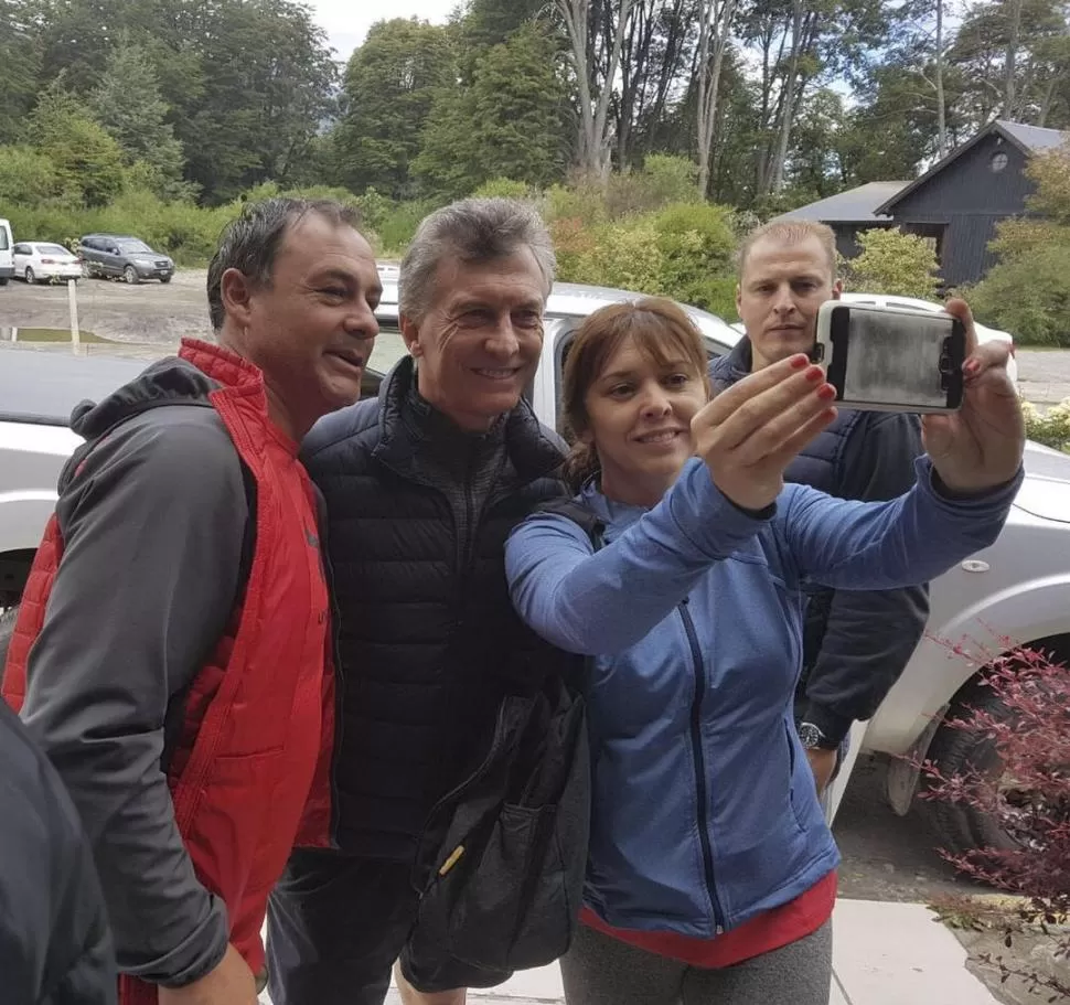 DE DESCANSO. El mandatario se presta para las fotos en Villa La Angostura. Hoy estará en la región de Cuyo.  telam