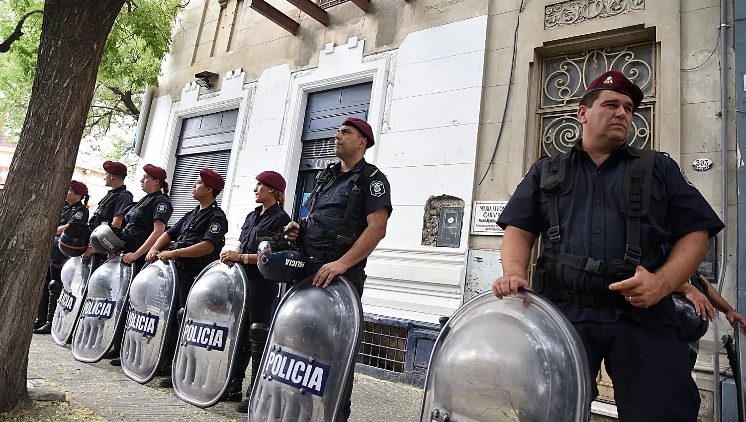 OPERATIVO. La Policía, frente a una de las sedes de la Uocra. TÉLAM