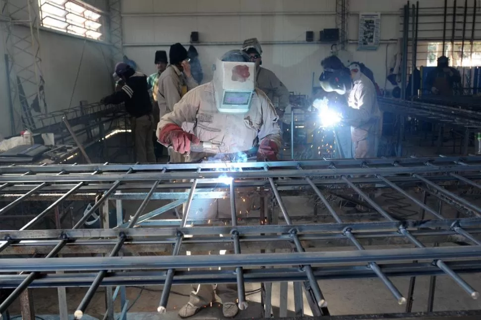 MANOS A LA OBRA. Un operario del plan Argentina Trabaja ejecuta sus tareas, en agosto del año pasado, en la comuna de Los Nogales. FOTO ARCHIVO/ LA GACETA.
