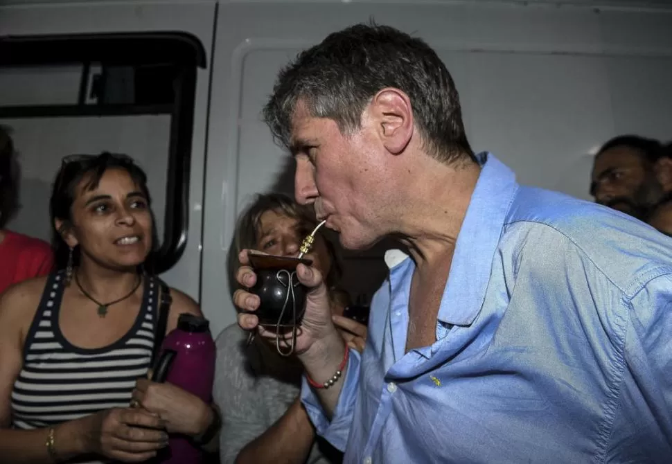 UN MATE EN LIBERTAD. Boudou quedó libre anoche, y en lugar de Puerto Madero fijó como domicilio un departamento en el barrio de Barracas. télam