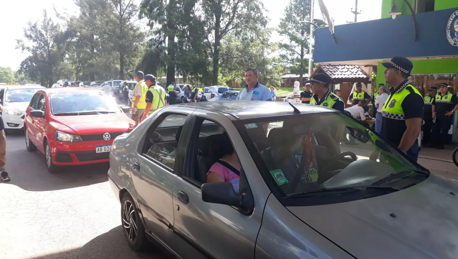 VERANO 2018. Miles de autos ingresaron a El Cadillal durante el día domingo. 