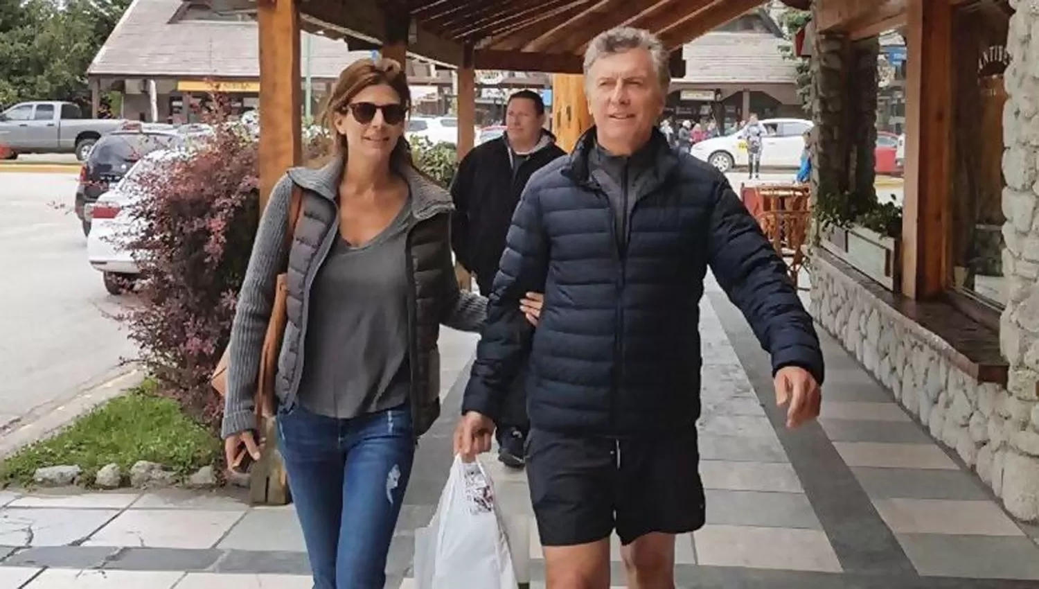 JULIANA AWADA Y MAURICIO MACRI. En sus vacaciones. FOTO TOMADA DE FILONEWS.COM