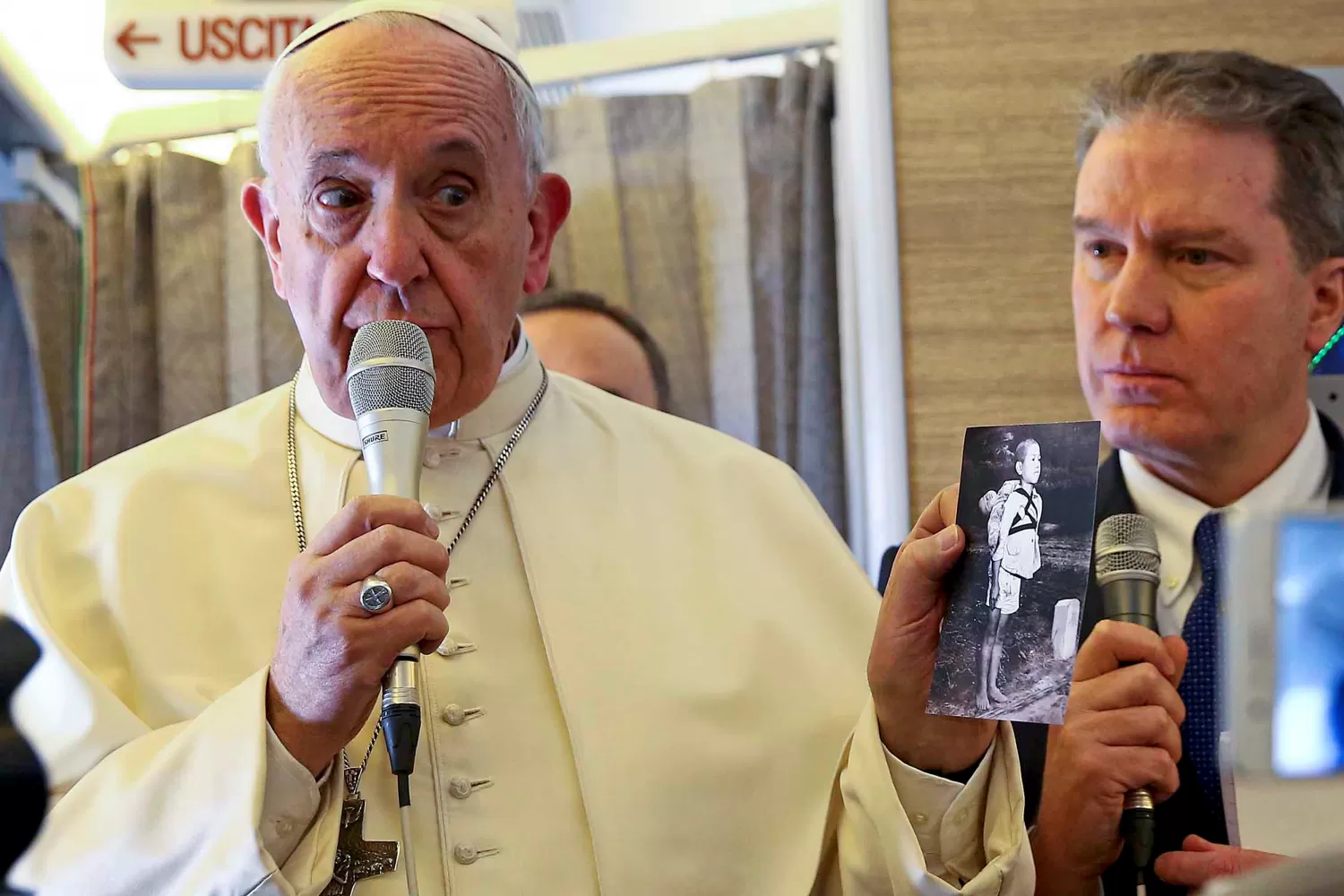 Francisco hablando luego de que le mostraran una foto de las consecuencias de la bomba atómica en Nagasaki. TÉLAM