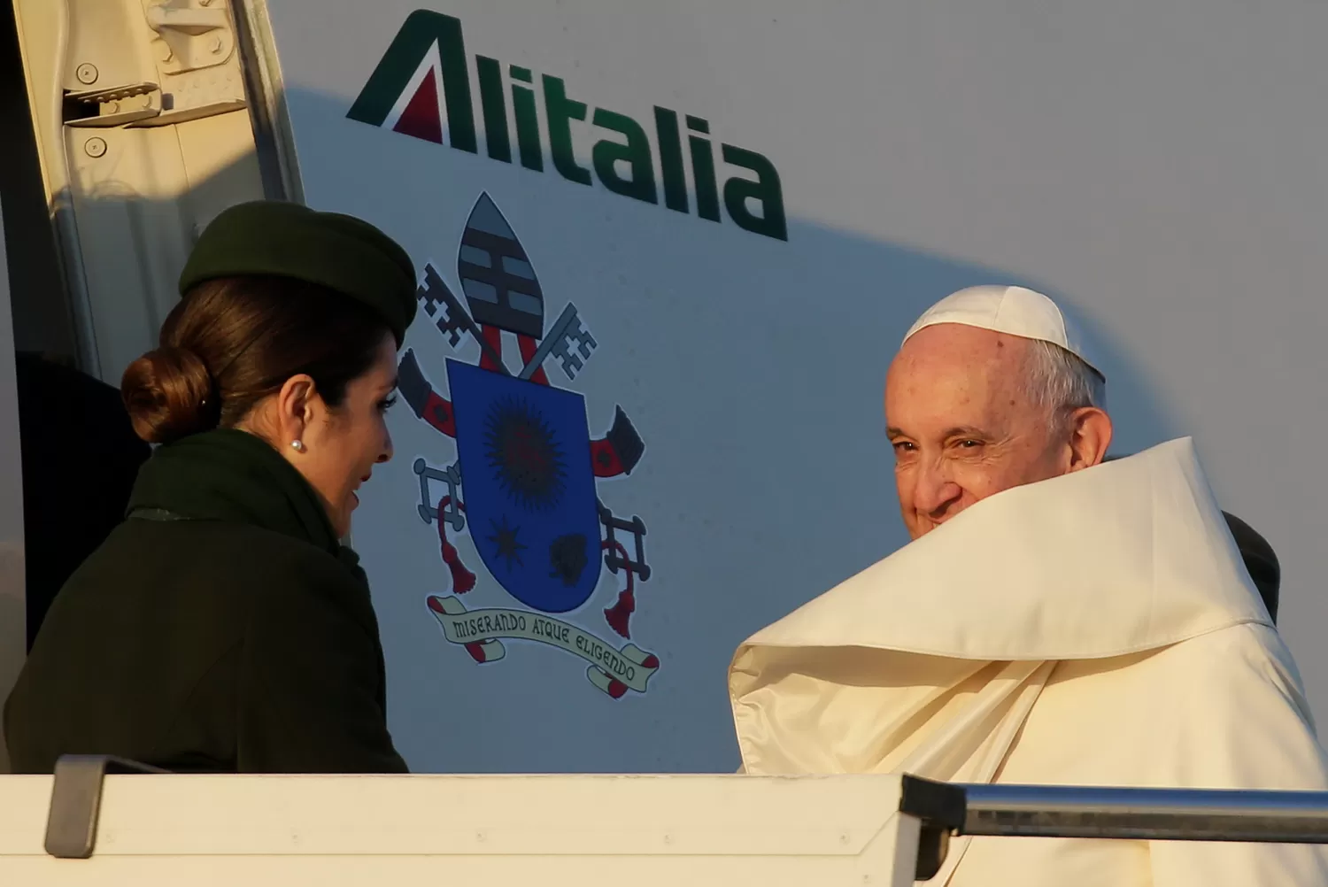 VISITA DEL PAPA. El avión Boeing 777 de la compañía italiana Alitalia despegó desde Roma hacia Chile a las 04.55 horas. TÉLAM