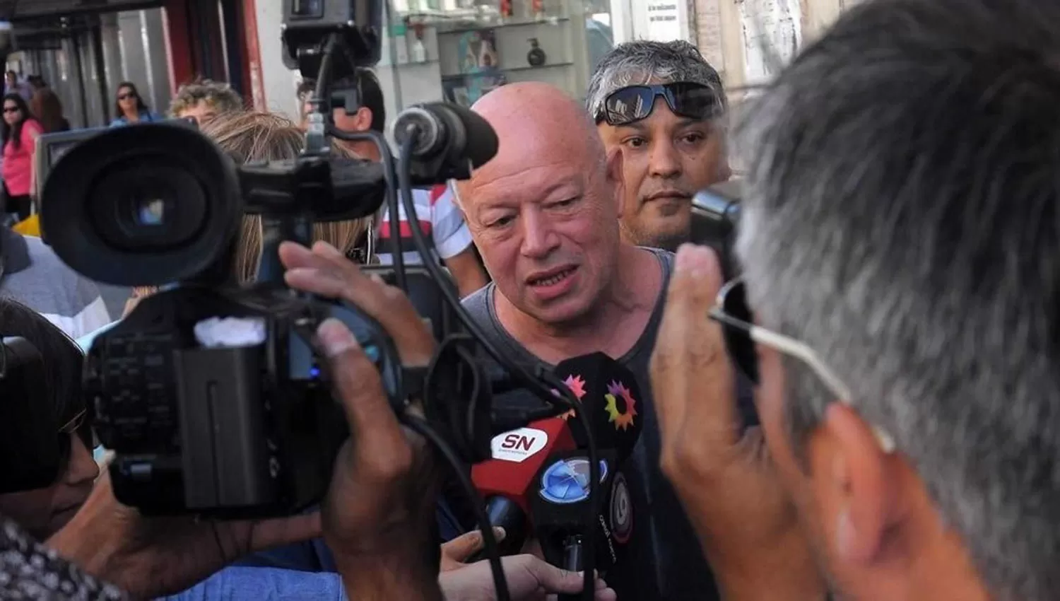 DETENIDO. El tesorero del sindicato, al momento de entregarse. FOTO TOMADA DE CLARÍN