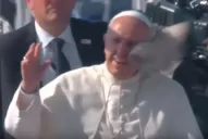 Video: le arrojaron un objeto a la cara al papa Francisco mientras saludaba a los fieles