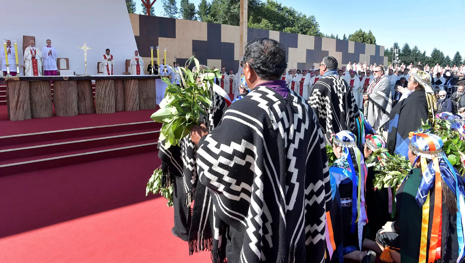 EN LA MISA. Representantes mapuches, frente al altar en el que oficia el papa Francisco. REUTERS