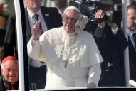 Le tiraron con un gorro, en pleno viaje en el Papamóvil