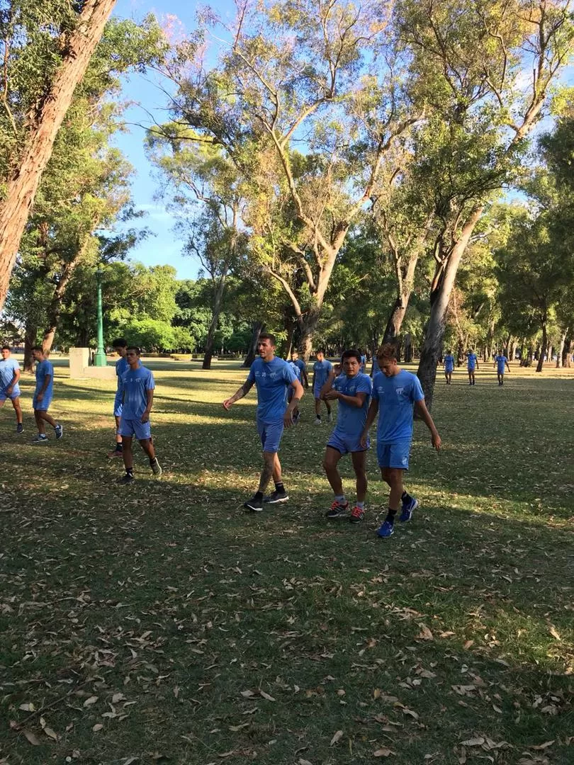 BUEN CLIMA. Los jugadores aprovecharon el sol que bañó la ciudad de Buenos Aires durante todo el día para entrenar muy cerca del lago de los bosques de Palermo. Hoy jugarán en La Plata, ante Gimnasia.  la gaceta / fotos  de leo noli (enviado especial)