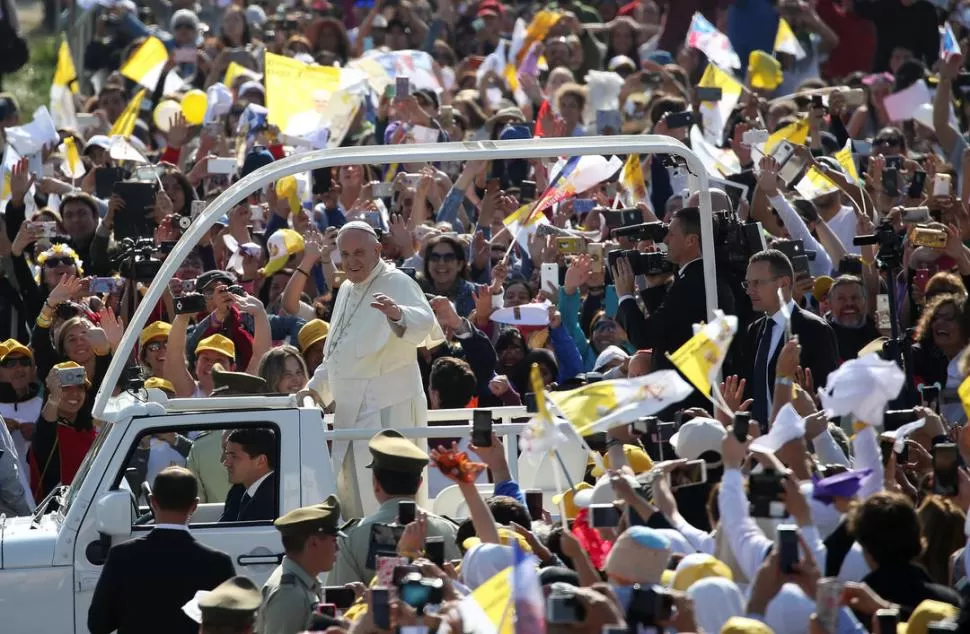 FERVOR POPULAR. Francisco encontró mucha calidez entre los católicos chilenos. Pero visita un país en el que afloran tensiones de toda clase. reuters