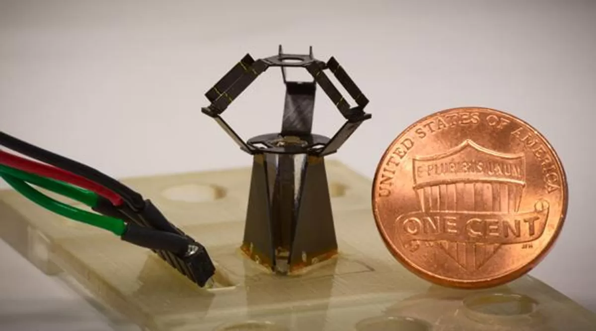 ALTA VELOCIDAD. El microrrobot mide apenas 15 x 15 x 20 milímetros. 