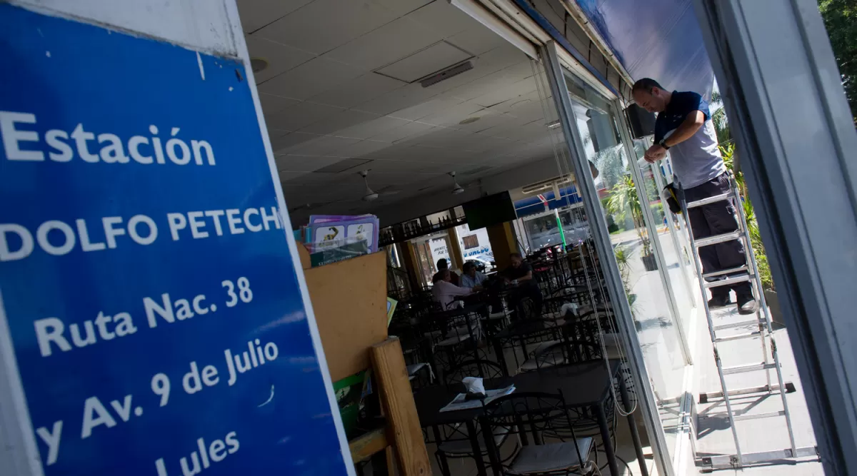 ESTACIÓN DE SERVICIO. Durante la pelea destruyeron parte del bar. la gaceta / FOTO DE JORGE OLMOS SGROSSO