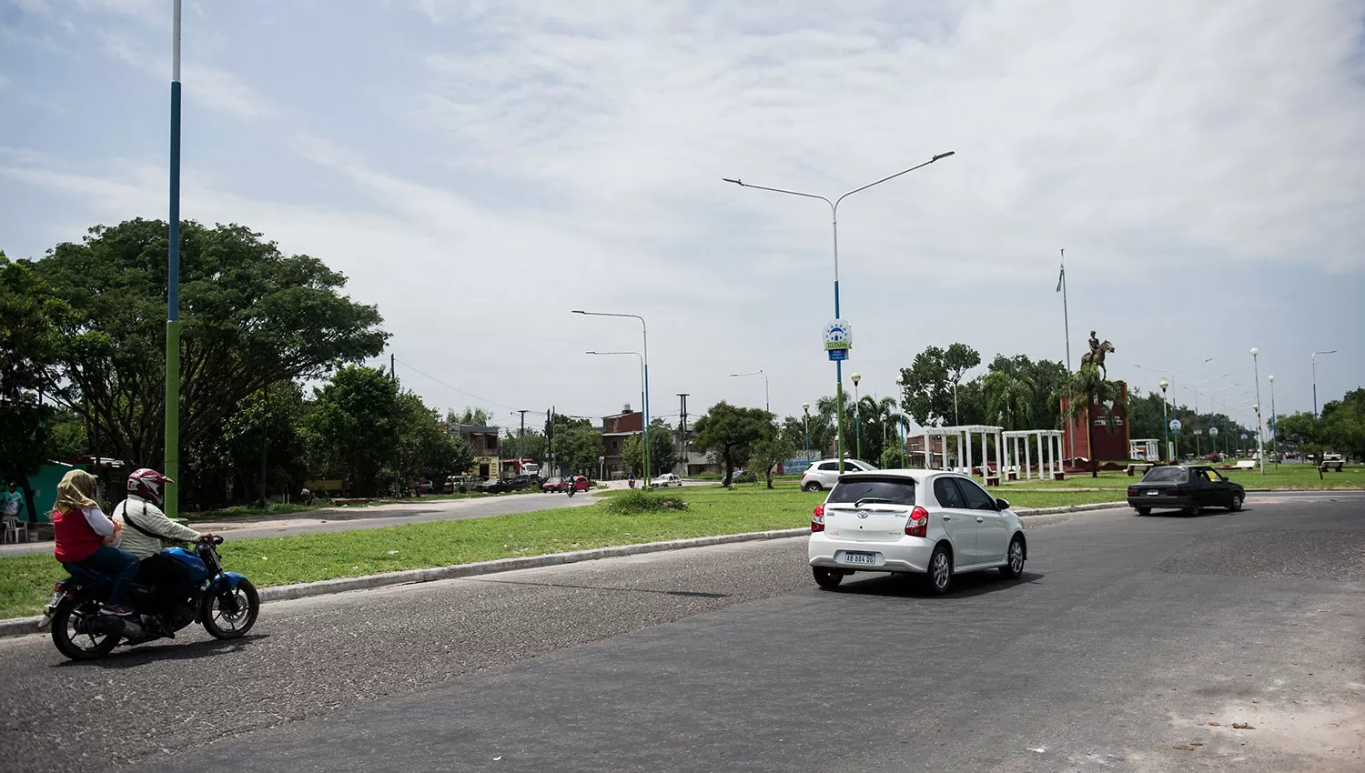 En la madrugada del miércoles, un hombre fue baleado en la entrada del barrio Lola Mora cuando viajaba en moto con su esposa y su bebé. LA GACETA/FOTO DE JORGE OLMOS SGROSSO