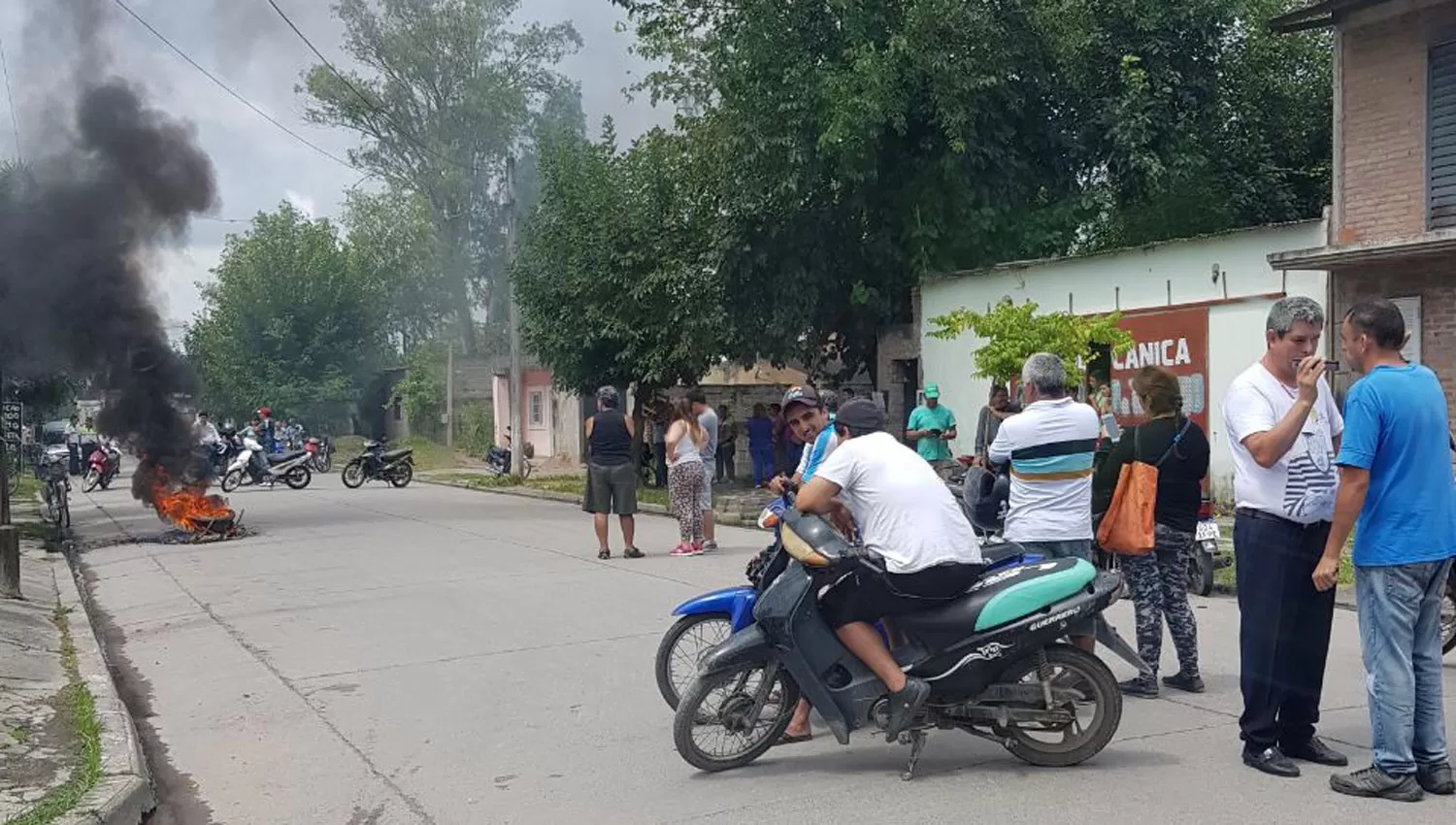 PROTESTA. Los manifestantes queman cubiertas frente a EDET. FOTO ENVIADA POR WHATSAPP