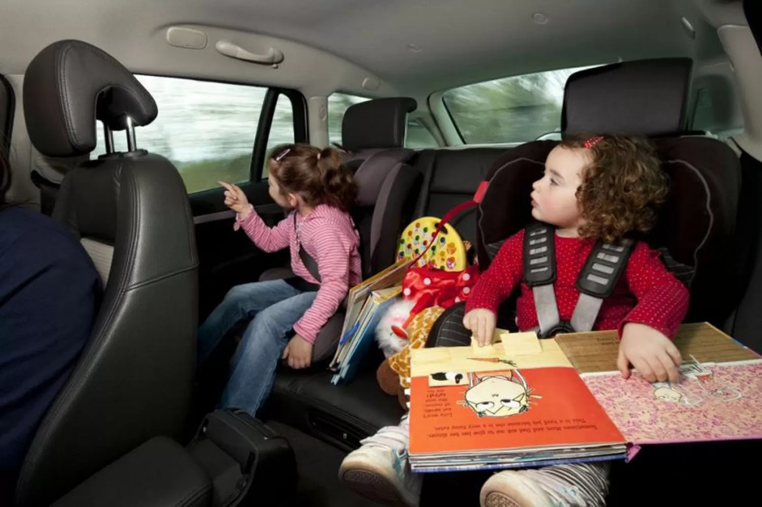 SEGURIDAD. Los niños de hasta 10 años deberán viajar en el asiento trasero con una sillita. FOTO TOMADA DE TODOAUTOS.COM.