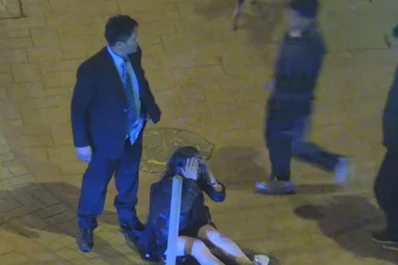 Video: entre varias personas golpean a un hombre luego de ver cómo le pega a una mujer en plena calle