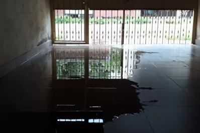 Denuncian que salen líquidos cloacales en el interior de sus casas y que la SAT no hace nada