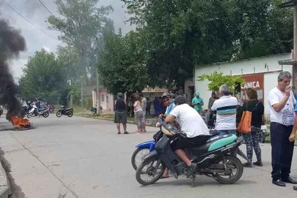 En Simoca se cansaron de los aumentos de la luz y quemaron cubiertas frente a EDET