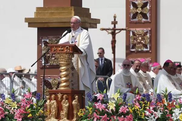 El papa Francisco se despidió de Chile y seguirá su gira en Perú