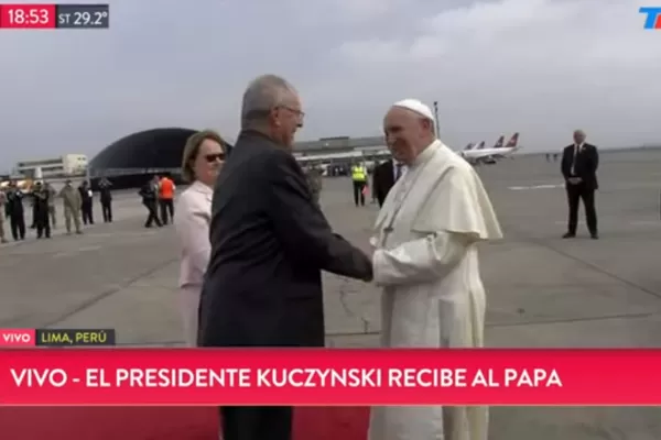 El papa Francisco llegó a Perú: una multitud lo espera en las calles de Lima