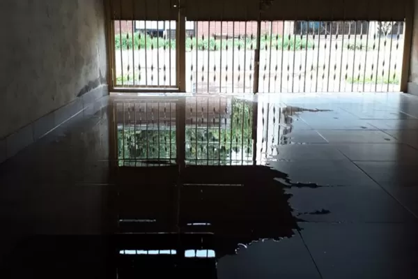 Denuncian que salen líquidos cloacales en el interior de sus casas y que la SAT no hace nada